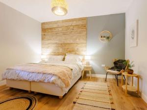 a bedroom with a large bed and a wooden headboard at 2 Bed in Westward Ho 89540 in Bideford