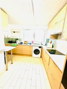 una cocina con lavadora y secadora. en K court , 18 en Londres