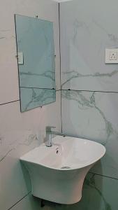 Wandūr的住宿－S N M ROOM，浴室设有白色水槽和镜子