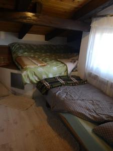 two bunk beds in a room with a window at Kuća sa apartmanima Šemnica - za odmor i proslave! in Mihovljan