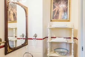 a bathroom with a mirror and a sink at The Perfect Place in Ravenna