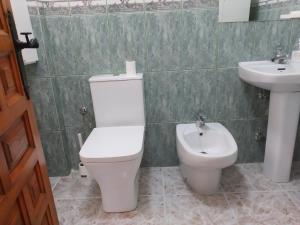 ロス・アルカサレスにあるCASA GORRIÓNのトイレと洗面台のあるバスルーム