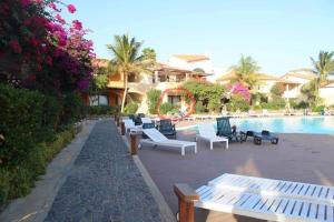 Bazén v ubytování Porto Antigo - Charming & peaceful apartment overlooking pool and sea nebo v jeho okolí