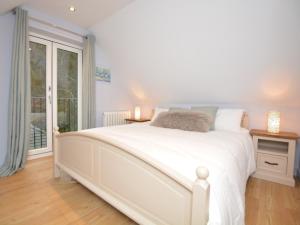 Cama blanca en habitación con ventana en 1 bed property in Alton 62237 en Alton