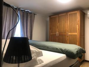 1 dormitorio con cama y lámpara negra en LA PLAYA Cottage con spiaggia privata, en Pettenasco