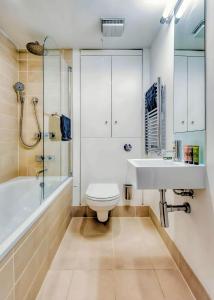 A bathroom at Welcome London - Maddox