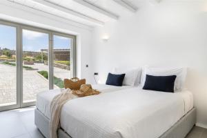 Luxury Mykonos Villa - 3 Bedrooms - Villa Estaffe - Amazing Agean Views - Wind Protected Alfresco Dining area 객실 침대