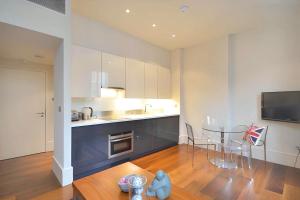 A kitchen or kitchenette at Welcome London - Maddox