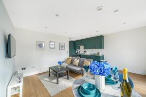 倫敦的住宿－LiveStay - Modern Apartments on Acton Lane，客厅配有沙发和桌子