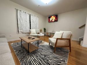 uma sala de estar com um sofá e uma mesa em Great Value! Close to Proctors, Gorgeous Townhouse em Schenectady