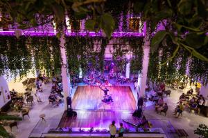 vista sul soffitto di un campo da tennis in un edificio con luci viola di Alexandre Gala a Playa de las Americas