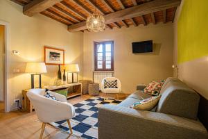 a living room with a couch and chairs at Casa Eufemia Cozy Apartments in Mugnano