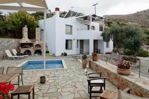 Villa con piscina y casa en Harmony Villa, near Heraklion, en Achlada