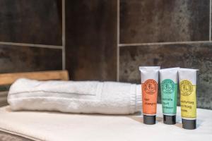 アルゲーロにあるRELAIS APARTMENTS - Villa Deseoの三本の日焼け止めのチューブ +28枚の写真