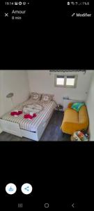 zdjęcie sypialni z dwoma łóżkami w obiekcie Studio Marie w mieście Belbeuf