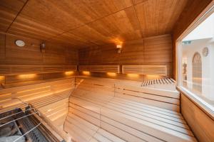 eine Sauna mit Holzwänden und einer Holzdecke in der Unterkunft Hotel Jagdhaus Monzabon in Lech am Arlberg