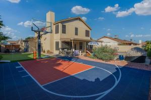 una cancha de baloncesto frente a una casa en Peoria Paradise Sportscourt Heated Pool Gameroom, en Peoria
