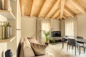 un soggiorno con un divano e un tavolo di Do Pomi Suite a Treviso