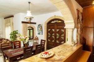 uma cozinha e sala de jantar com mesa e cadeiras em Cretan Castle Villas em Chania Town