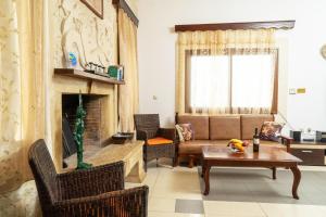 uma sala de estar com um sofá e uma lareira em Cretan Castle Villas em Chania Town