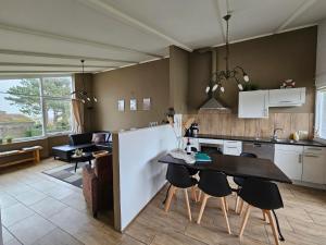 una cucina con tavolo e sedie in una stanza di Ostrea 12 Roompot Beach Resort Kamperland a Kamperland