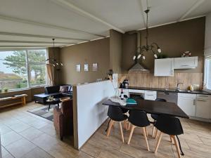 カンペルラントにあるOstrea 12 Roompot Beach Resort Kamperlandのキッチン(テーブル、椅子付)