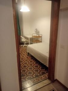 Schlafzimmer mit einem Bett, einem Tisch und einem Spiegel in der Unterkunft Firenze in Bnb in Florenz