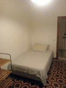 ein Schlafzimmer mit einem Bett in einem Zimmer in der Unterkunft Firenze in Bnb in Florenz