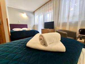 Pokój hotelowy z łóżkiem z ręcznikiem w obiekcie Ośrodek Konferencyjno-Wypoczynkowy "Krucze Skały" w Karpaczu w mieście Karpacz