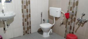bagno con servizi igienici e lavandino di Hiddenvalley Stays - Riverside a Madikeri
