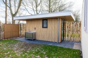 un piccolo capanno con lavandino in cortile di Familiepark TOP Vredeoord a Voorthuizen