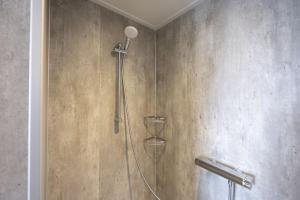a shower with a shower head in a bathroom at Familiepark TOP Vredeoord in Voorthuizen
