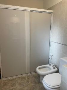 a bathroom with a toilet and a shower stall at Casa Country Golf Club, Pagos en USD in Gualeguaychú