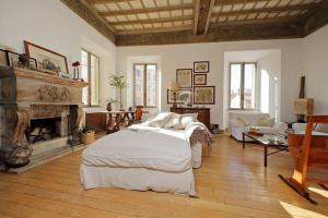 a large bedroom with a bed and a fireplace at Piscinula in Rome