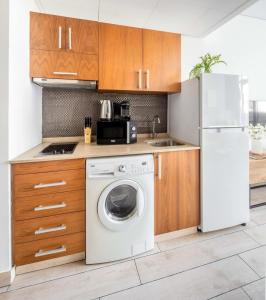 Kitchen o kitchenette sa Silkhaus modern furnished studio in DIFC center with balcony