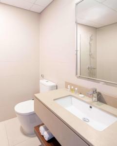 Bathroom sa Silkhaus modern furnished studio in DIFC center with balcony