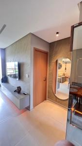 un salon avec une porte et un miroir dans l'établissement ECO RESORT PRAIA DOS CARNEIROS, à Tamandaré