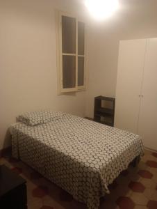 Schlafzimmer mit einem Bett und einem Fenster in der Unterkunft Firenze in Bnb in Florenz