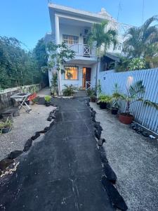 een huis met een pad ervoor bij Maison Sandra Montchoisy in Mont Choisy