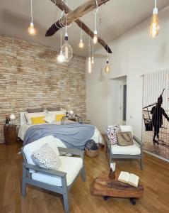 een slaapkamer met een bed en een bakstenen muur bij Lovely Home Marta in Pozzuoli