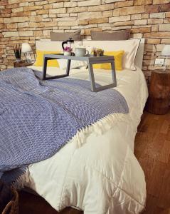 ein Bett mit einem Tisch darüber in der Unterkunft Lovely Home Marta in Pozzuoli