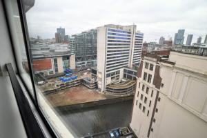una ventana con vistas a la ciudad en Manchester city center luxury en Mánchester