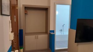 a bathroom with a walk in shower and a door to a bathroom at Hotel Villa Argentina in Riomaggiore