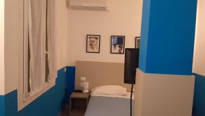 a small room with a bed and a television at Hotel Villa Argentina in Riomaggiore