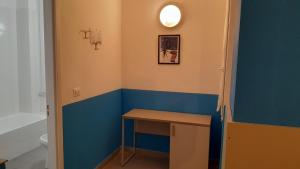 a bathroom with a table and a blue wall at Hotel Villa Argentina in Riomaggiore