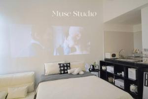 Uma cama ou camas num quarto em Muse Studio @CBD with pool