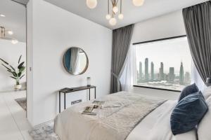 เตียงในห้องที่ Silkhaus Index Tower 1BDR with stunning view in DIFC