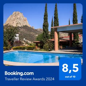 uma vista para um resort com uma montanha ao fundo em Hotel Quinta Mirador Zacualli em Bernal