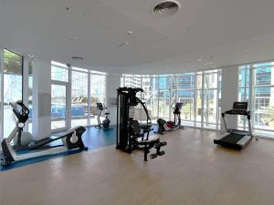 Fitness centrum a/nebo fitness zařízení v ubytování Silkhaus gorgeous 1BDR home with Canal views, pool & gym access