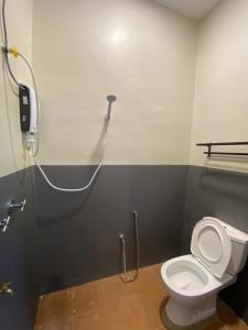 La salle de bains est pourvue d'une douche et de toilettes. dans l'établissement AzHAUZ Guestroom & Campsite, à Kampong Kemaman